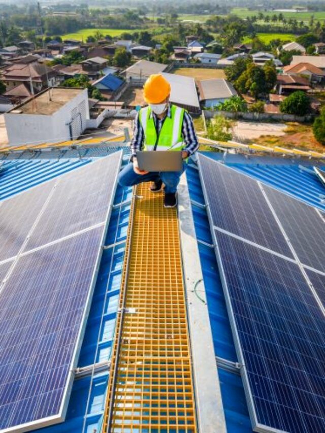 cropped-Energia-solar-engineers-use-laptop-computer-examine-solar-panels-roof-house-where-solar-panels-are-installed-using-solar-energy-2.jpg