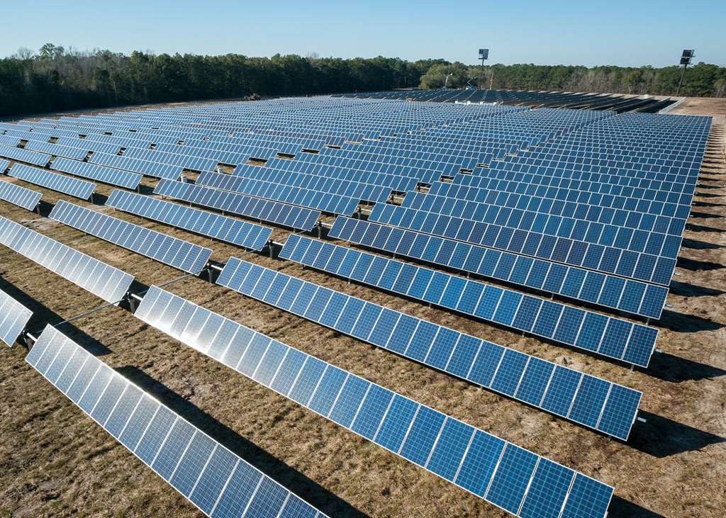 foto de uma fazenda de energia solar
