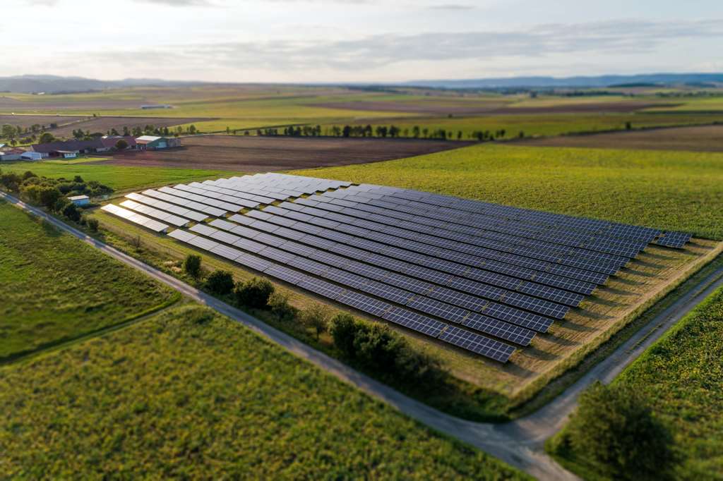 foto de uma fazenda de energia solar
