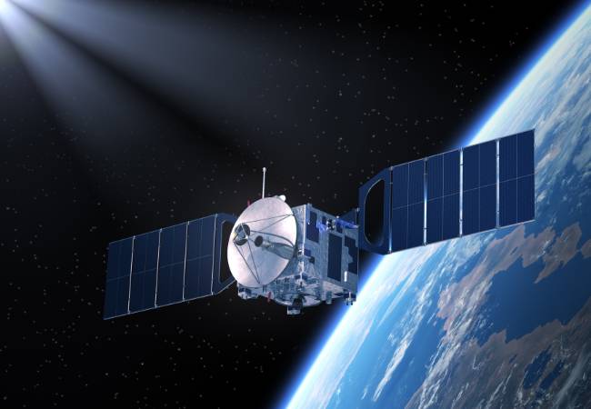 Os painéis solares instalados nos satélites, seriam uma alternativa no fornecimento de energia elétrica para a terra