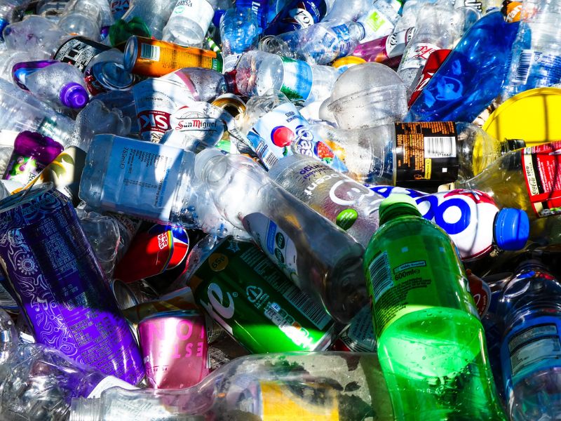 O cenário da reciclagem de plástico no Brasil e no mundo. Garrafas para reciclar.